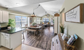 Golf On Site - Walk-in Shower - Jetted Tub - Free Attraction Tickets Included (SB9-5)